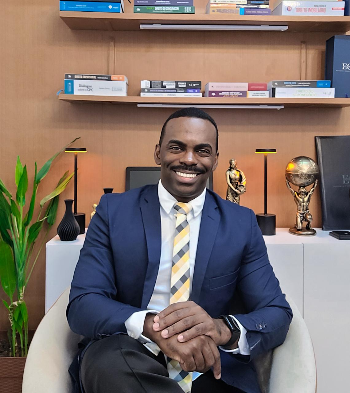 Érico Correia em seu escritório